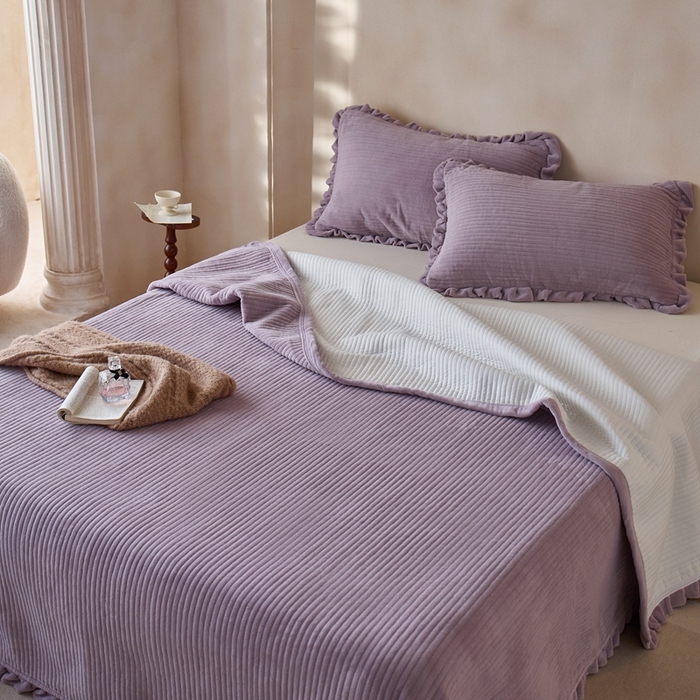 91家纺网 家纺一手货源 找家纺 安莱生活 2025年秋冬新品200克牛奶绒花边床盖单品床盖床盖单件 烟紫