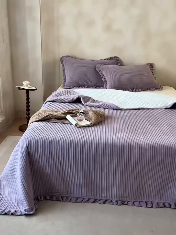 91家纺网 家纺一手货源 找家纺 安莱生活 2025年秋冬新品200克牛奶绒花边床盖单品床盖床盖单件 烟紫