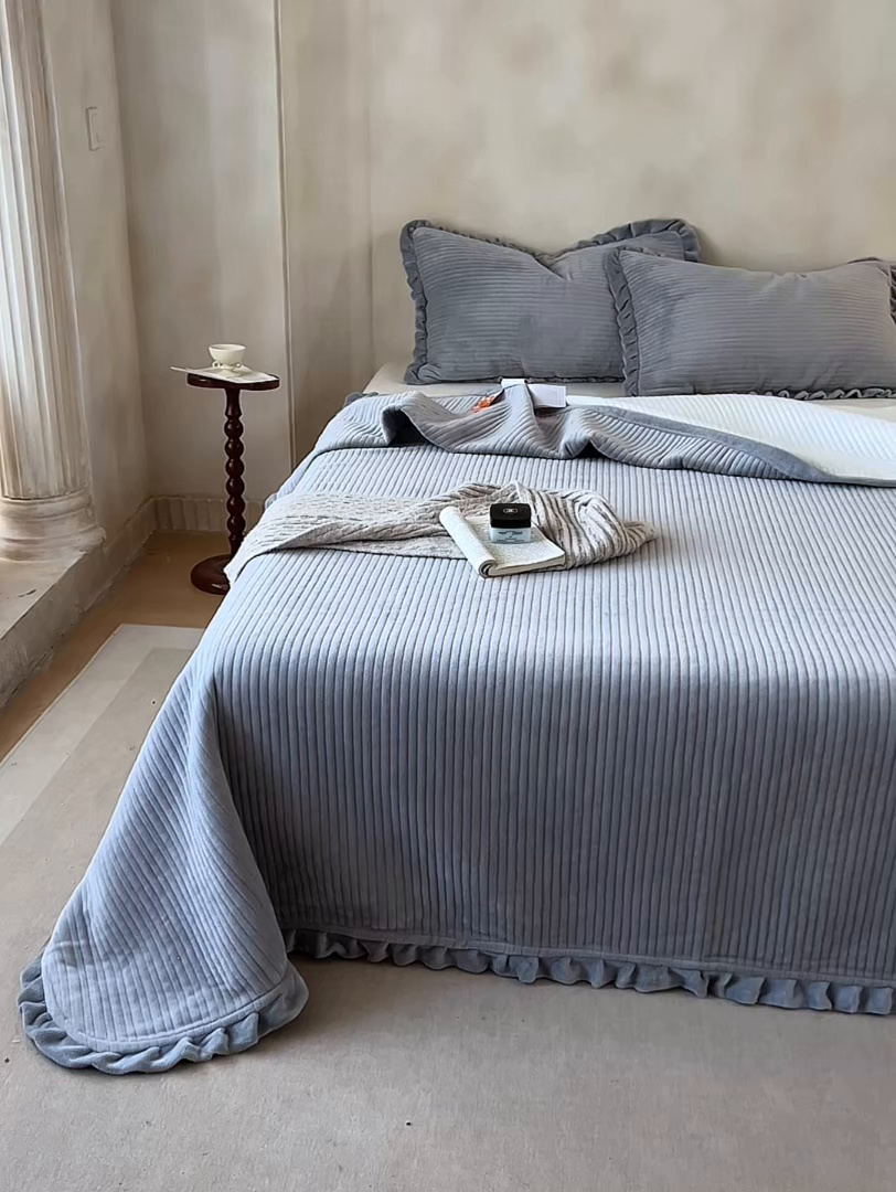 91家纺网 家纺一手货源 找家纺 安莱生活 2025年秋冬新品200克牛奶绒花边床盖单品床盖床盖单件 银灰