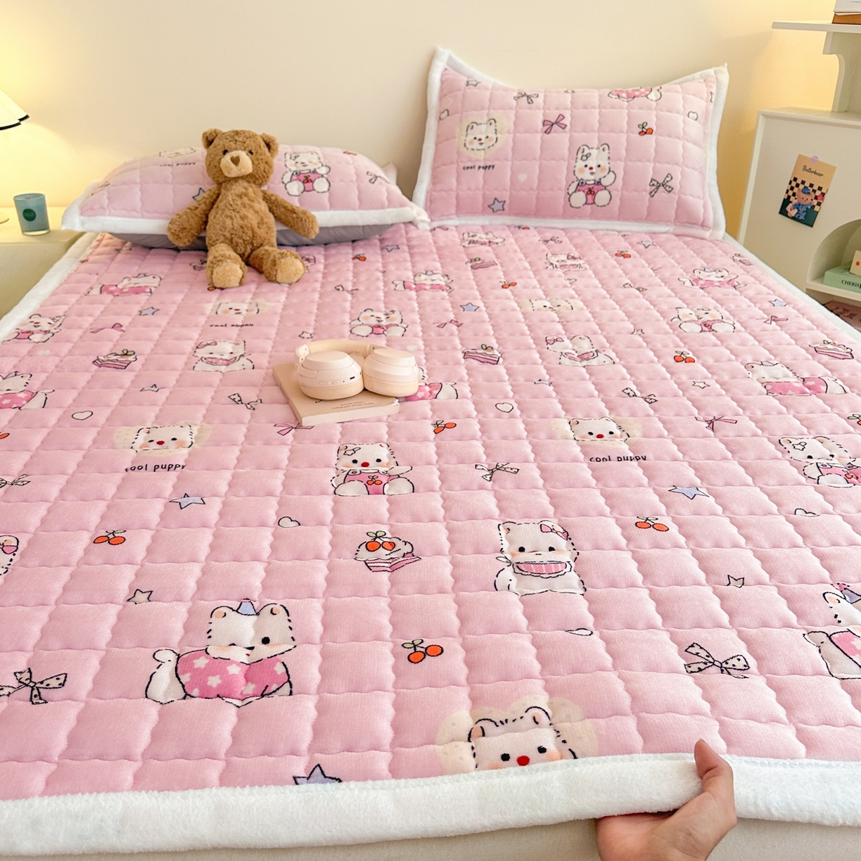 91家纺网 家纺一手货源 找家纺 （总）川悦生活 2025新款A类印花牛奶绒床垫加厚绒保暖床床褥-大床图,床垫茶派小狗,床垫茶酥小熊,床垫天空星系,床垫酥酥小熊,床垫少女喵喵,床垫浅予花禾,床垫奶粉西高地,床垫莉莉柒缇,床垫快乐腊肠,床垫净色青睐,床垫简-轻蓝,床垫简-轻咖,床垫嗨皮小奶狗,床垫怪兽小礼物,床垫格心小屋,床垫晴空小喵,床垫甜茶小猫,床垫甜蜜小狗,床垫甜心兔糕,床垫香芋奶茶,床垫星空灰,床垫星心小猫,床垫叶月初色,床垫夜空好梦