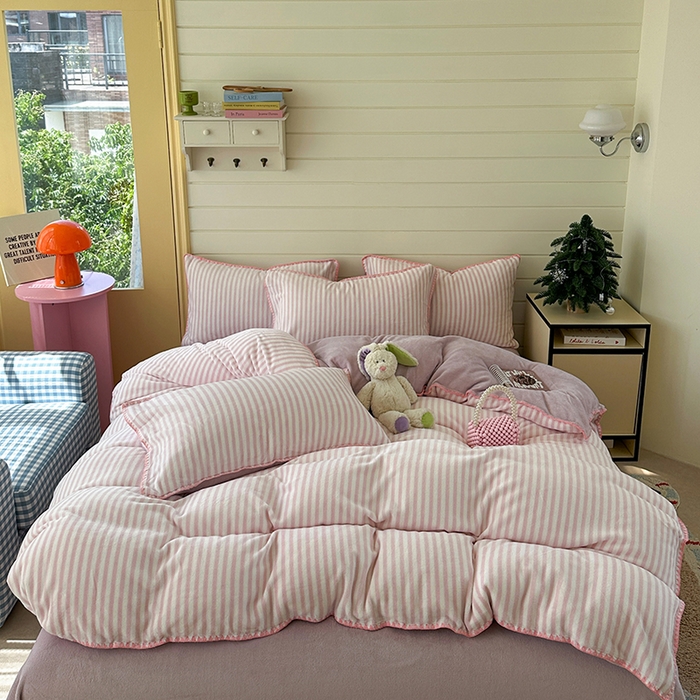 91家纺网 家纺一手货源 找家纺 三朵家纺 2025新款无印风三角针牛奶绒四件套 樱花粉细条