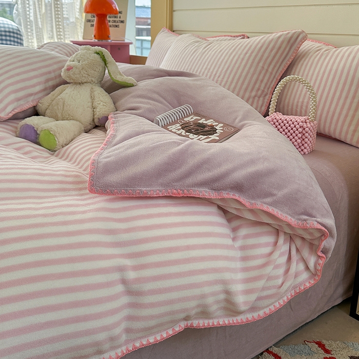 91家纺网 家纺一手货源 找家纺 三朵家纺 2025新款无印风三角针牛奶绒四件套 樱花粉细条