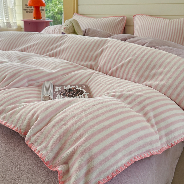 91家纺网 家纺一手货源 找家纺 三朵家纺 2025新款无印风三角针牛奶绒四件套 樱花粉细条