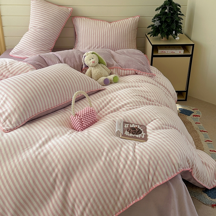 91家纺网 家纺一手货源 找家纺 三朵家纺 2025新款无印风三角针牛奶绒四件套 樱花粉细条