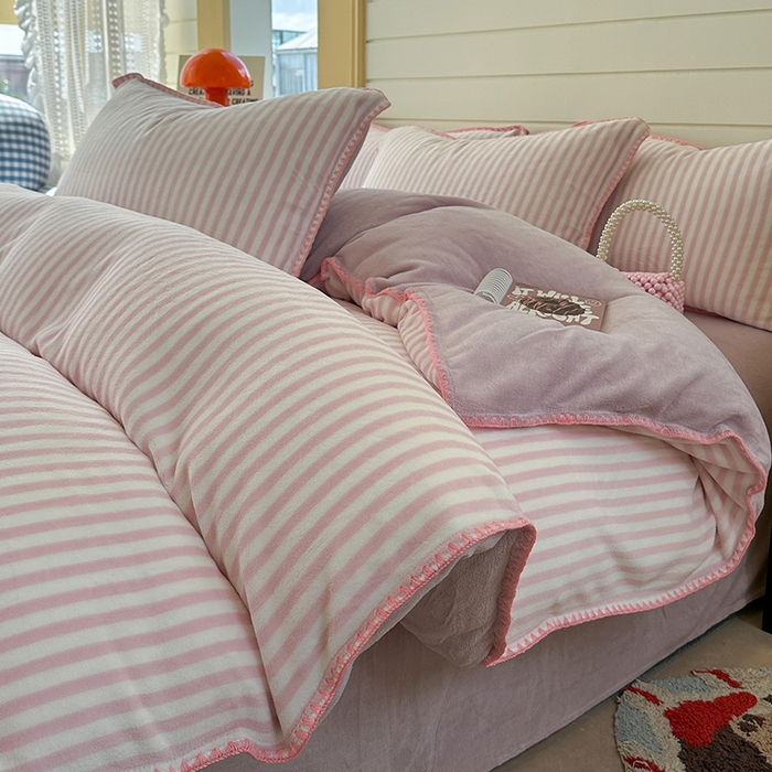 91家纺网 家纺一手货源 找家纺 三朵家纺 2025新款无印风三角针牛奶绒四件套 樱花粉细条