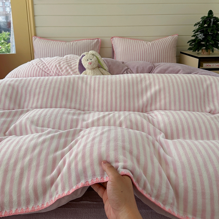 91家纺网 家纺一手货源 找家纺 三朵家纺 2025新款无印风三角针牛奶绒四件套 樱花粉细条