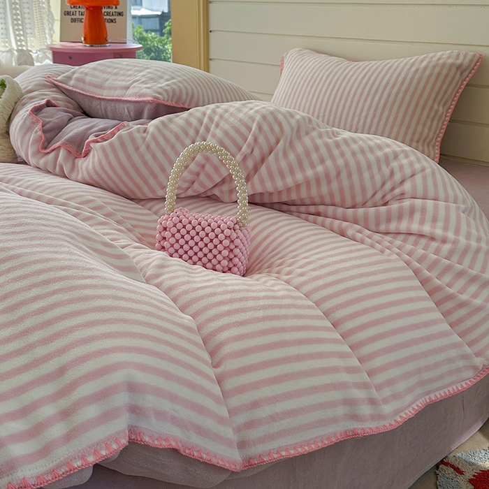 91家纺网 家纺一手货源 找家纺 三朵家纺 2025新款无印风三角针牛奶绒四件套 樱花粉细条