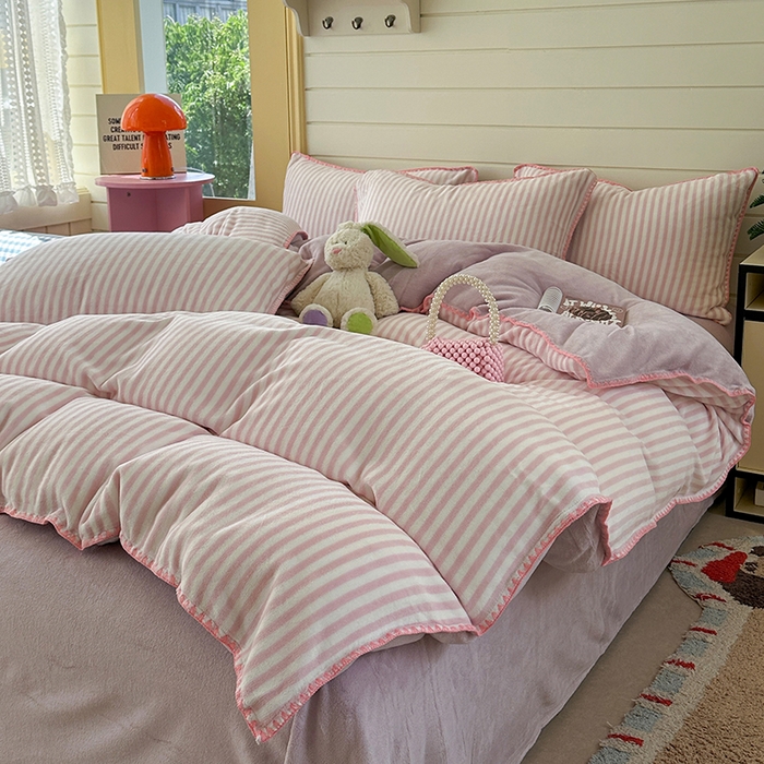 91家纺网 家纺一手货源 找家纺 三朵家纺 2025新款无印风三角针牛奶绒四件套 樱花粉细条