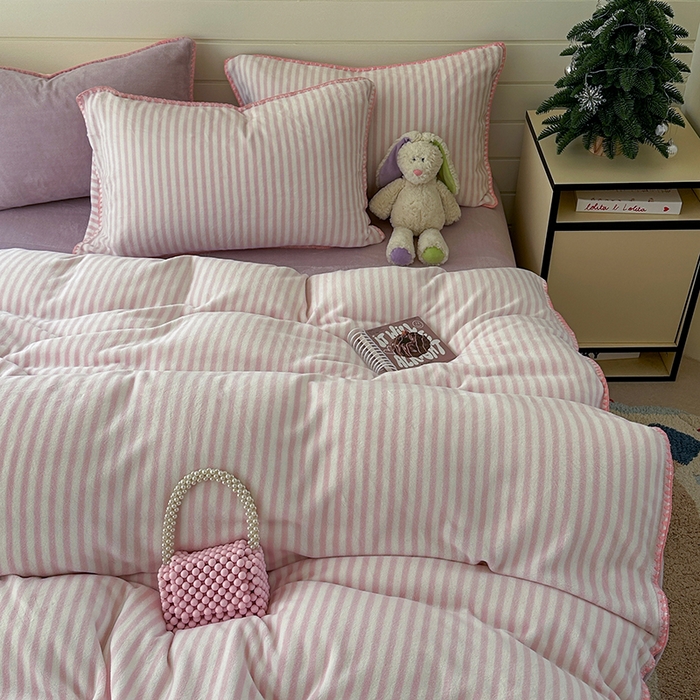 91家纺网 家纺一手货源 找家纺 三朵家纺 2025新款无印风三角针牛奶绒四件套 樱花粉细条