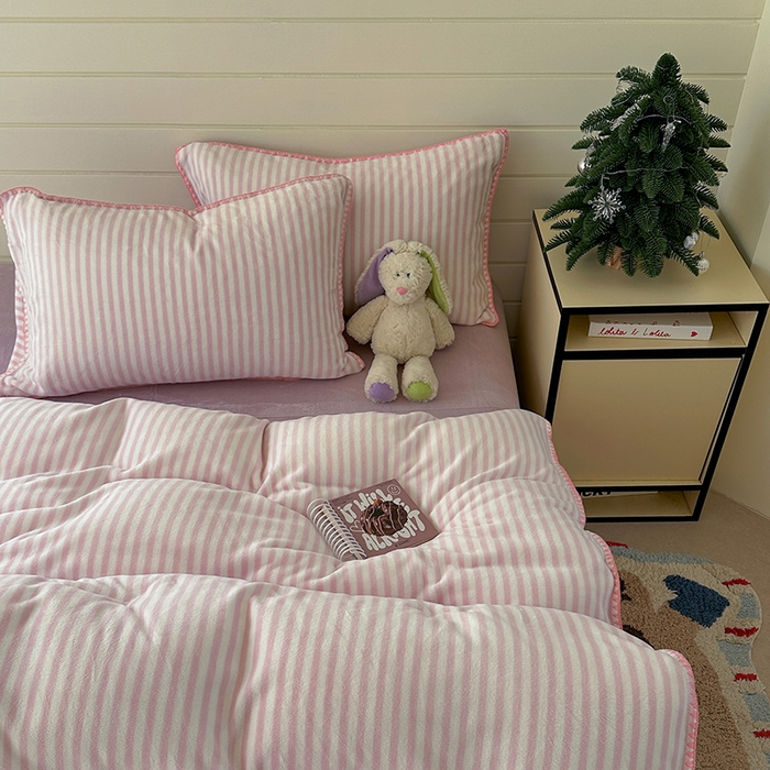 91家纺网 家纺一手货源 找家纺 三朵家纺 2025新款无印风三角针牛奶绒四件套 樱花粉细条