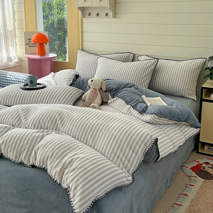 91家纺网 家纺一手货源 找家纺 三朵家纺 2025新款无印风三角针牛奶绒四件套 淡雅灰细条