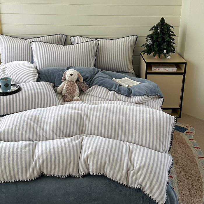 91家纺网 家纺一手货源 找家纺 三朵家纺 2025新款无印风三角针牛奶绒四件套 淡雅灰细条