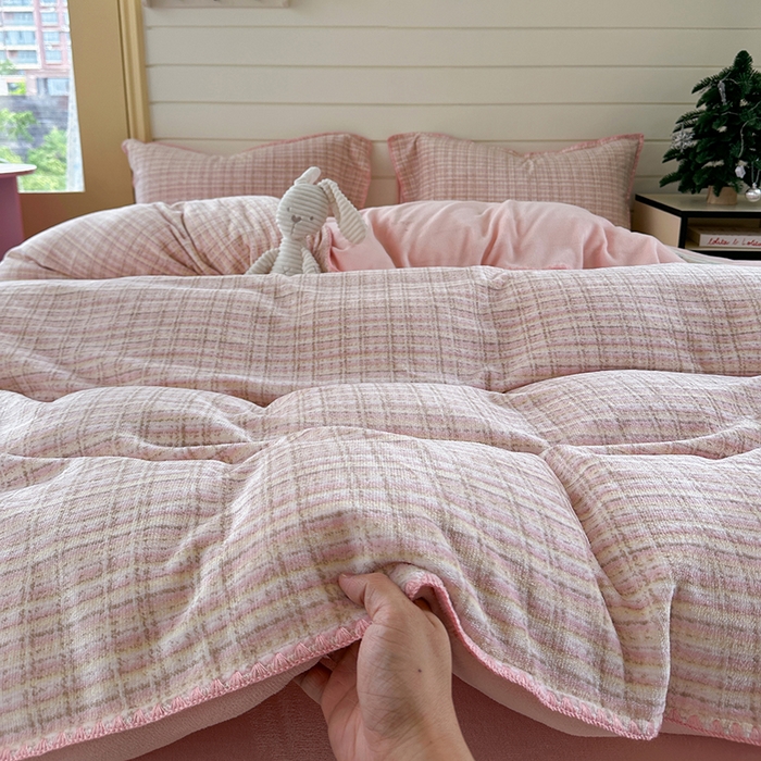 91家纺网 家纺一手货源 找家纺 三朵家纺 2025新款无印风三角针牛奶绒四件套 粉色小香