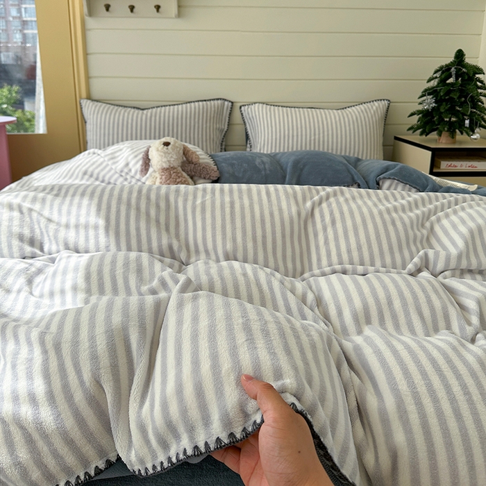 91家纺网 家纺一手货源 找家纺 三朵家纺 2025新款无印风三角针牛奶绒四件套 淡雅灰细条