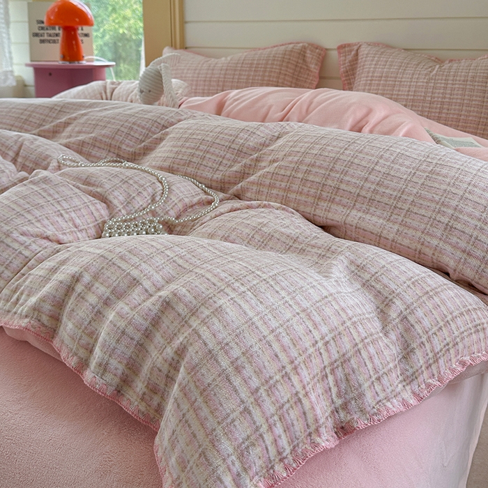 91家纺网 家纺一手货源 找家纺 三朵家纺 2025新款无印风三角针牛奶绒四件套 粉色小香