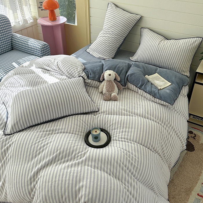 91家纺网 家纺一手货源 找家纺 三朵家纺 2025新款无印风三角针牛奶绒四件套 淡雅灰细条