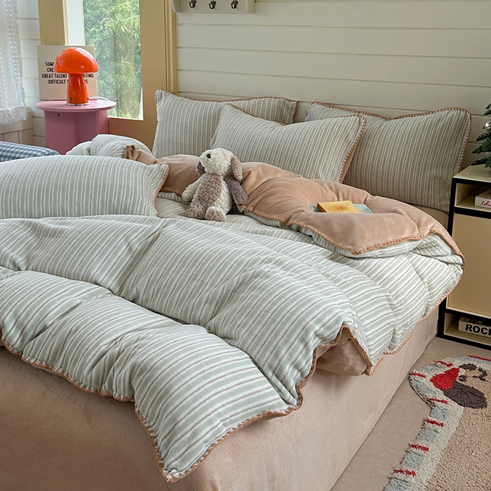 91家纺网 家纺一手货源 找家纺 三朵家纺 2025新款无印风三角针牛奶绒四件套 豆豆绿细条