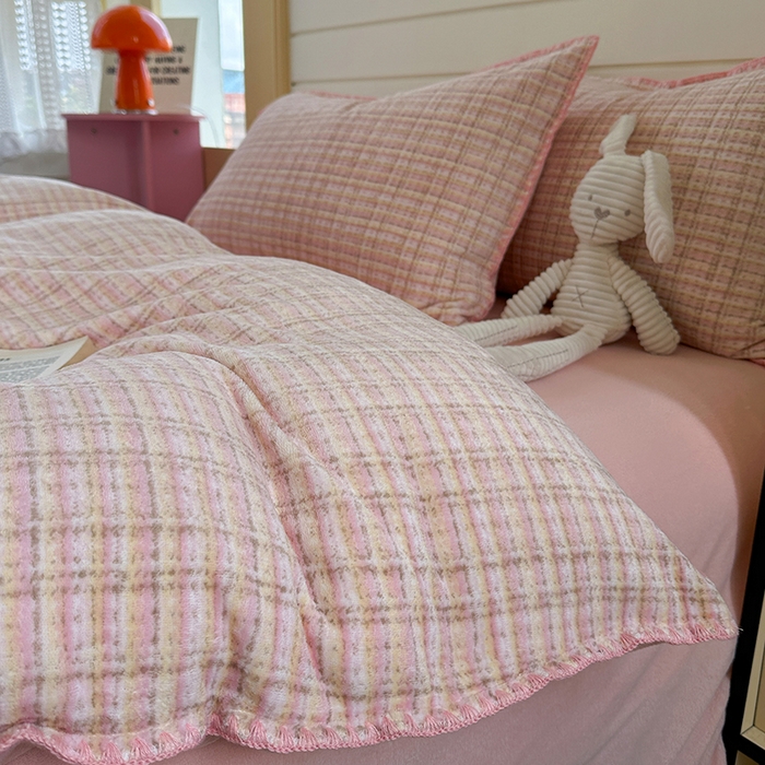 91家纺网 家纺一手货源 找家纺 三朵家纺 2025新款无印风三角针牛奶绒四件套 粉色小香