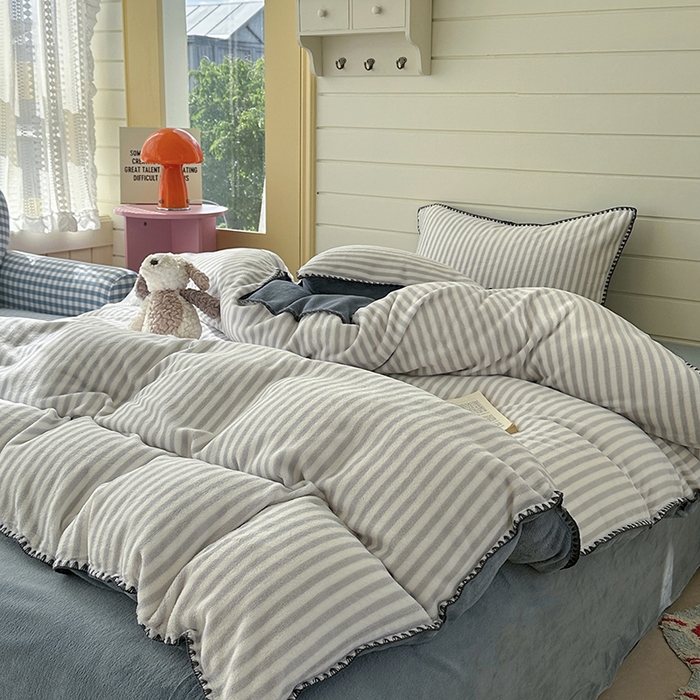 91家纺网 家纺一手货源 找家纺 三朵家纺 2025新款无印风三角针牛奶绒四件套 淡雅灰细条