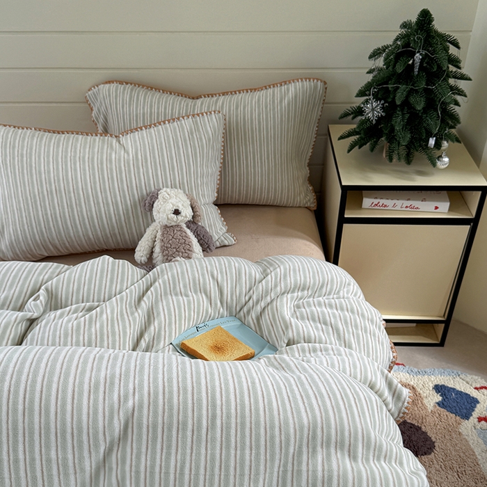 91家纺网 家纺一手货源 找家纺 三朵家纺 2025新款无印风三角针牛奶绒四件套 豆豆绿细条