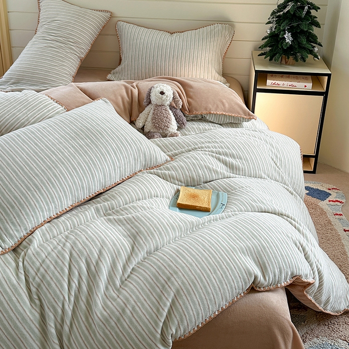 91家纺网 家纺一手货源 找家纺 三朵家纺 2025新款无印风三角针牛奶绒四件套 豆豆绿细条