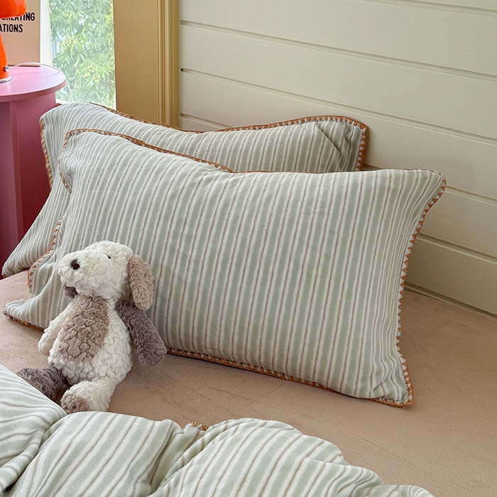 91家纺网 家纺一手货源 找家纺 三朵家纺 2025新款无印风三角针牛奶绒四件套 豆豆绿细条