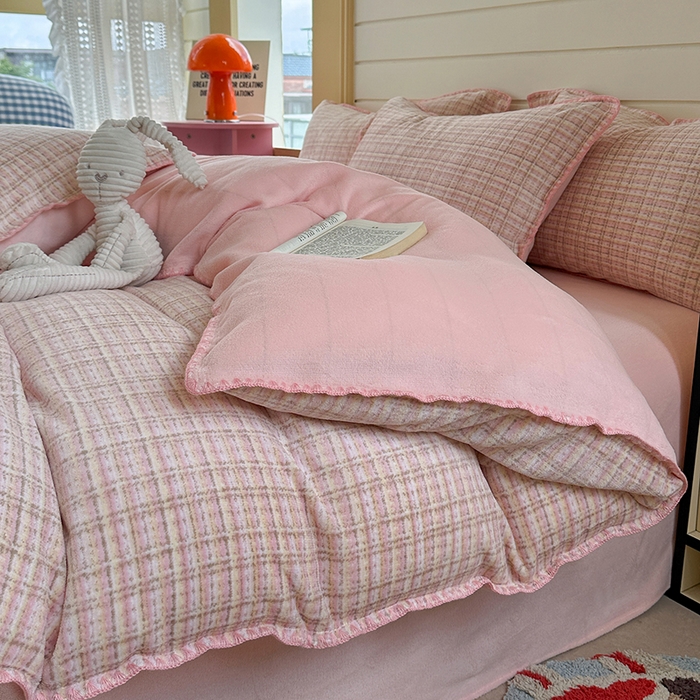 91家纺网 家纺一手货源 找家纺 三朵家纺 2025新款无印风三角针牛奶绒四件套 粉色小香