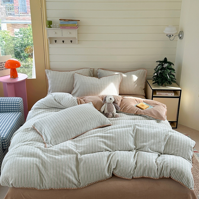 91家纺网 家纺一手货源 找家纺 三朵家纺 2025新款无印风三角针牛奶绒四件套 豆豆绿细条