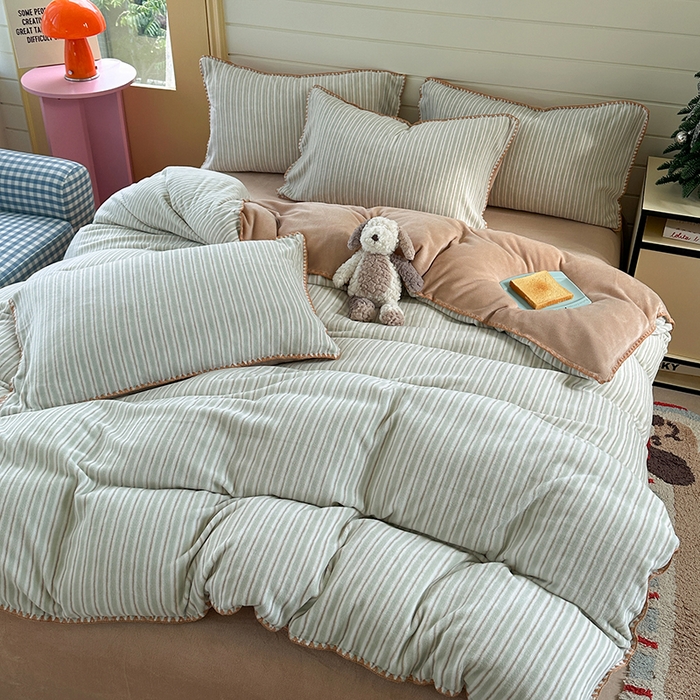 三朵家纺 2025新款无印风三角针牛奶绒四件套 豆豆绿细条