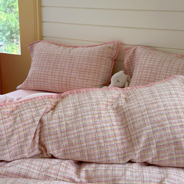 91家纺网 家纺一手货源 找家纺 三朵家纺 2025新款无印风三角针牛奶绒四件套 粉色小香