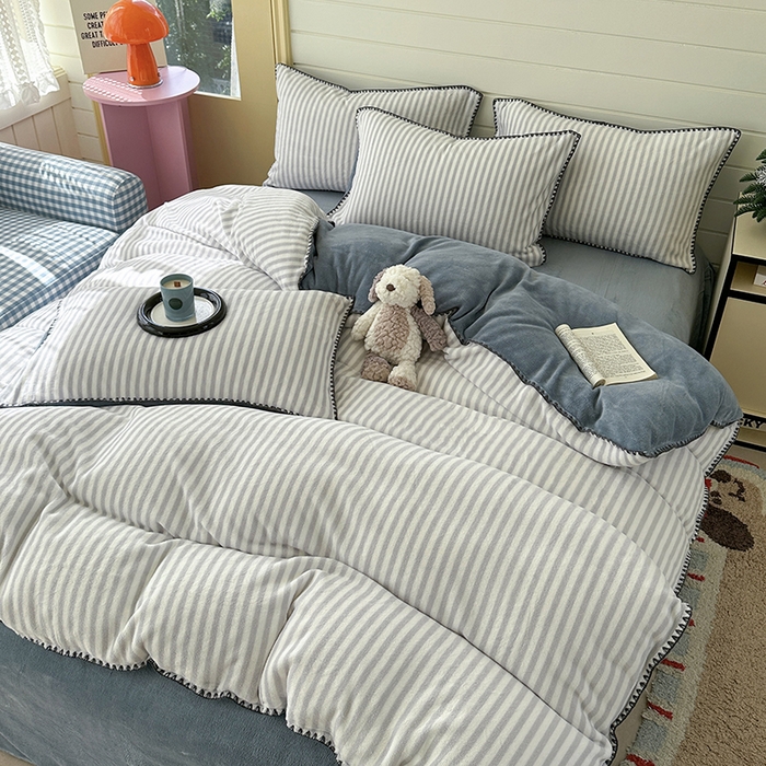 三朵家纺 2025新款无印风三角针牛奶绒四件套 淡雅灰细条