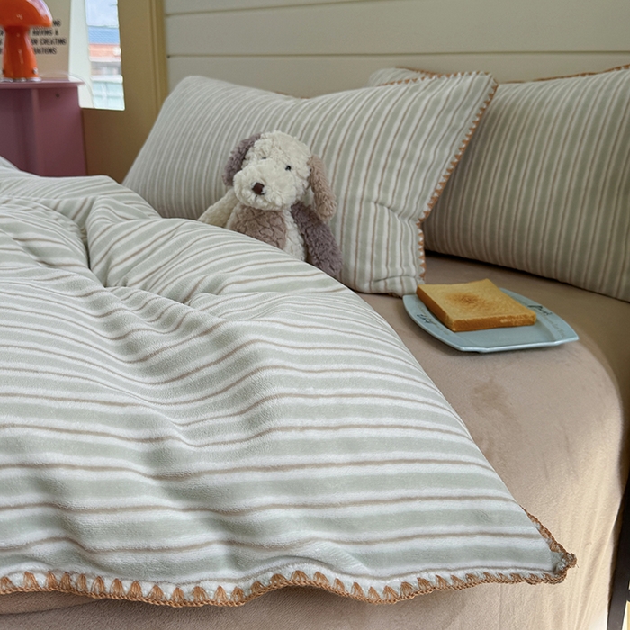 91家纺网 家纺一手货源 找家纺 三朵家纺 2025新款无印风三角针牛奶绒四件套 豆豆绿细条