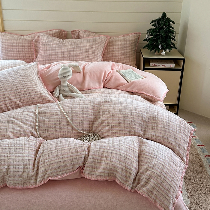 91家纺网 家纺一手货源 找家纺 三朵家纺 2025新款无印风三角针牛奶绒四件套 粉色小香