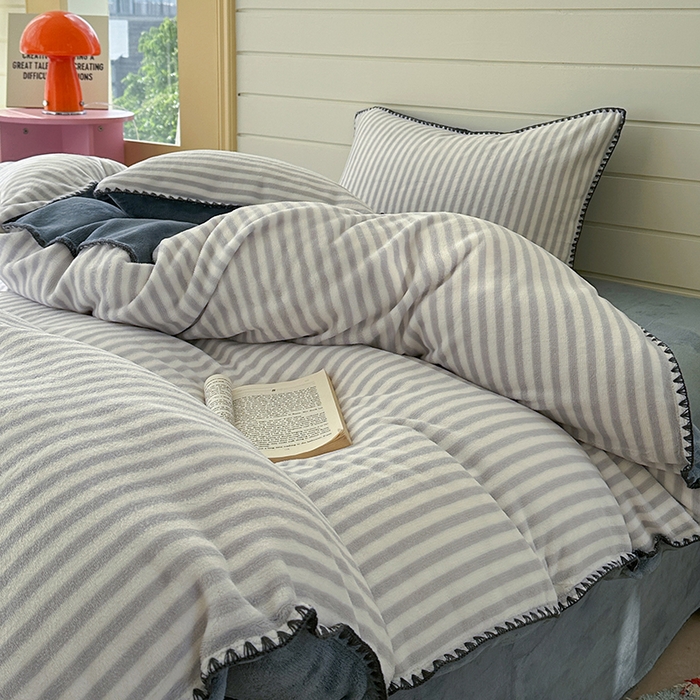 91家纺网 家纺一手货源 找家纺 三朵家纺 2025新款无印风三角针牛奶绒四件套 淡雅灰细条