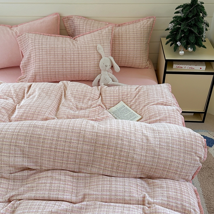 91家纺网 家纺一手货源 找家纺 三朵家纺 2025新款无印风三角针牛奶绒四件套 粉色小香