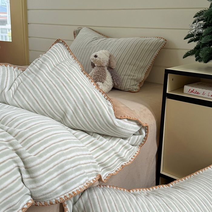 91家纺网 家纺一手货源 找家纺 三朵家纺 2025新款无印风三角针牛奶绒四件套 豆豆绿细条