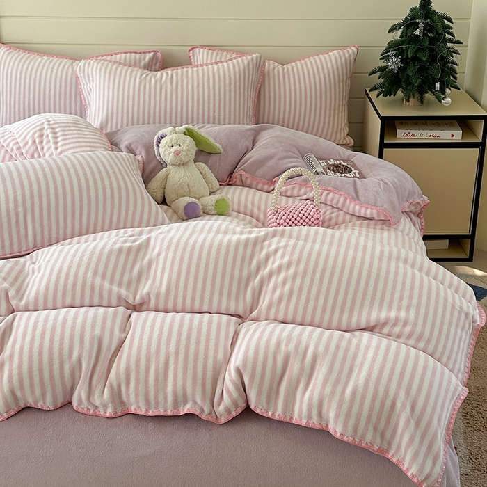 91家纺网 家纺一手货源 找家纺 三朵家纺 2025新款无印风三角针牛奶绒四件套 樱花粉细条