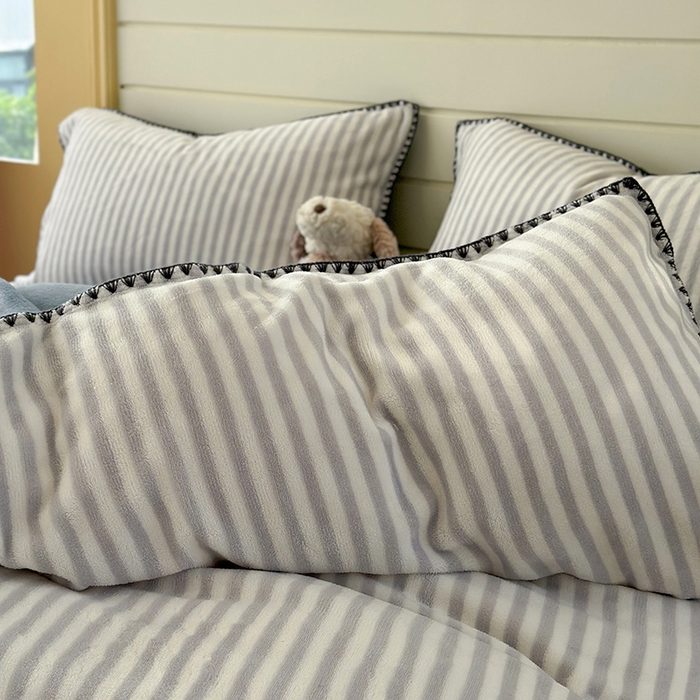 91家纺网 家纺一手货源 找家纺 三朵家纺 2025新款无印风三角针牛奶绒四件套 淡雅灰细条