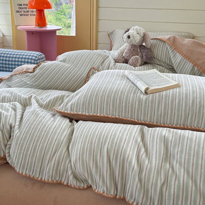 91家纺网 家纺一手货源 找家纺 三朵家纺 2025新款无印风三角针牛奶绒四件套 豆豆绿细条