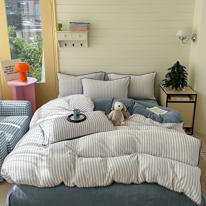 91家纺网 家纺一手货源 找家纺 三朵家纺 2025新款无印风三角针牛奶绒四件套 淡雅灰细条