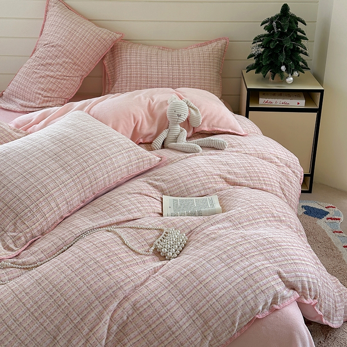 91家纺网 家纺一手货源 找家纺 三朵家纺 2025新款无印风三角针牛奶绒四件套 粉色小香