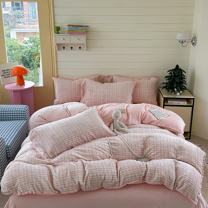 91家纺网 家纺一手货源 找家纺 三朵家纺 2025新款无印风三角针牛奶绒四件套 粉色小香