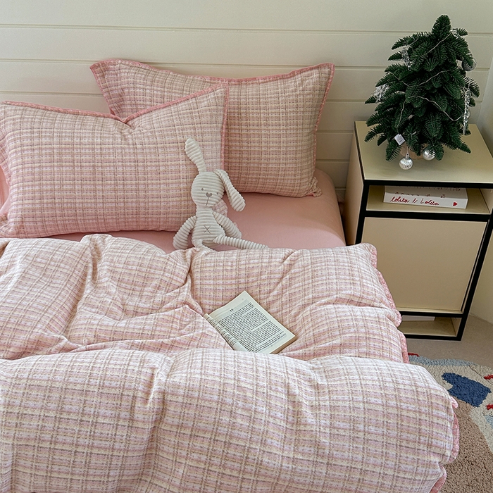 91家纺网 家纺一手货源 找家纺 三朵家纺 2025新款无印风三角针牛奶绒四件套 粉色小香