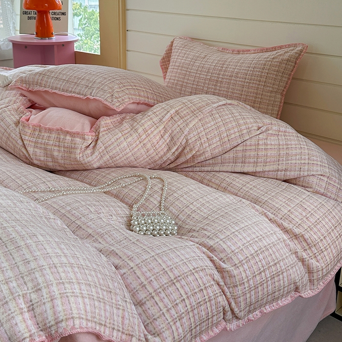 91家纺网 家纺一手货源 找家纺 三朵家纺 2025新款无印风三角针牛奶绒四件套 粉色小香