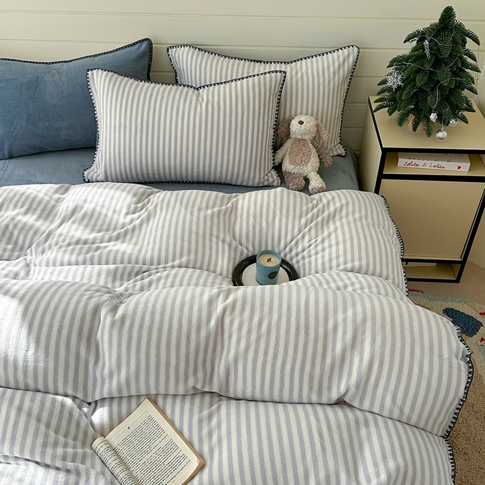 91家纺网 家纺一手货源 找家纺 三朵家纺 2025新款无印风三角针牛奶绒四件套 淡雅灰细条