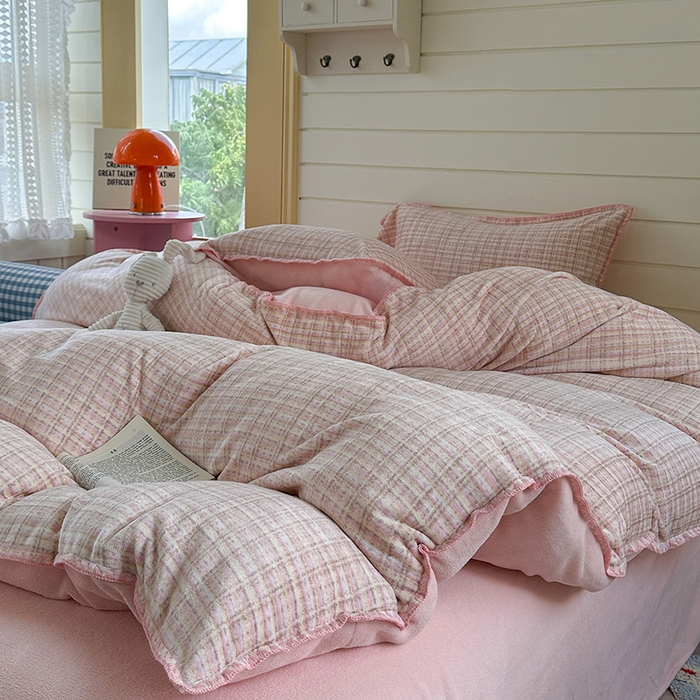 91家纺网 家纺一手货源 找家纺 三朵家纺 2025新款无印风三角针牛奶绒四件套 粉色小香