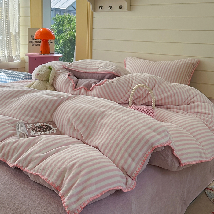 91家纺网 家纺一手货源 找家纺 三朵家纺 2025新款无印风三角针牛奶绒四件套 樱花粉细条