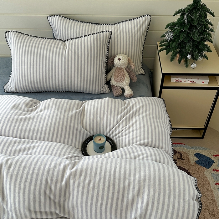 91家纺网 家纺一手货源 找家纺 三朵家纺 2025新款无印风三角针牛奶绒四件套 淡雅灰细条