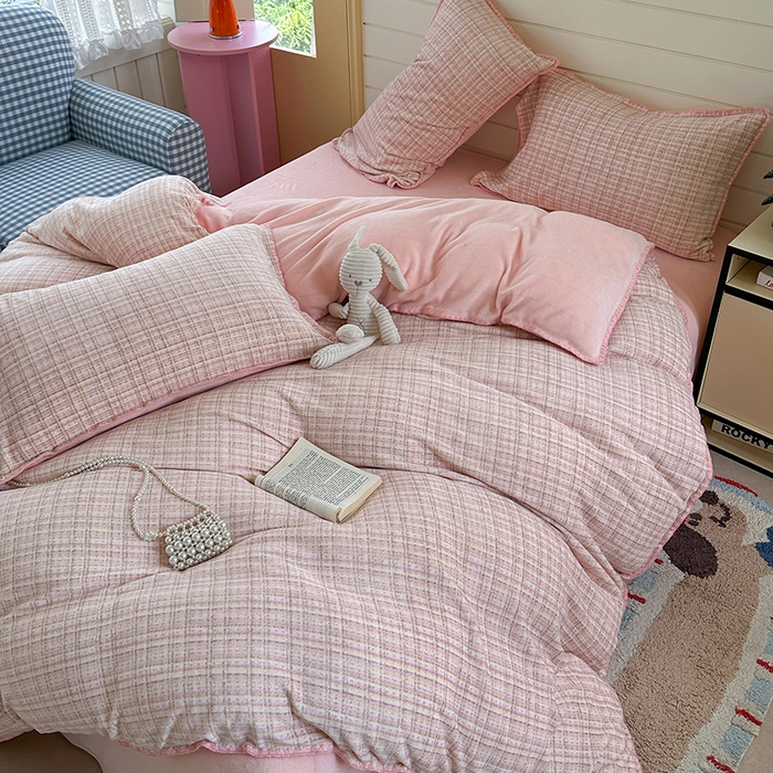 91家纺网 家纺一手货源 找家纺 三朵家纺 2025新款无印风三角针牛奶绒四件套 粉色小香