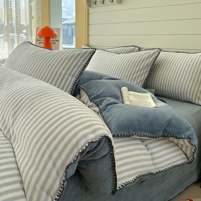 91家纺网 家纺一手货源 找家纺 三朵家纺 2025新款无印风三角针牛奶绒四件套 淡雅灰细条